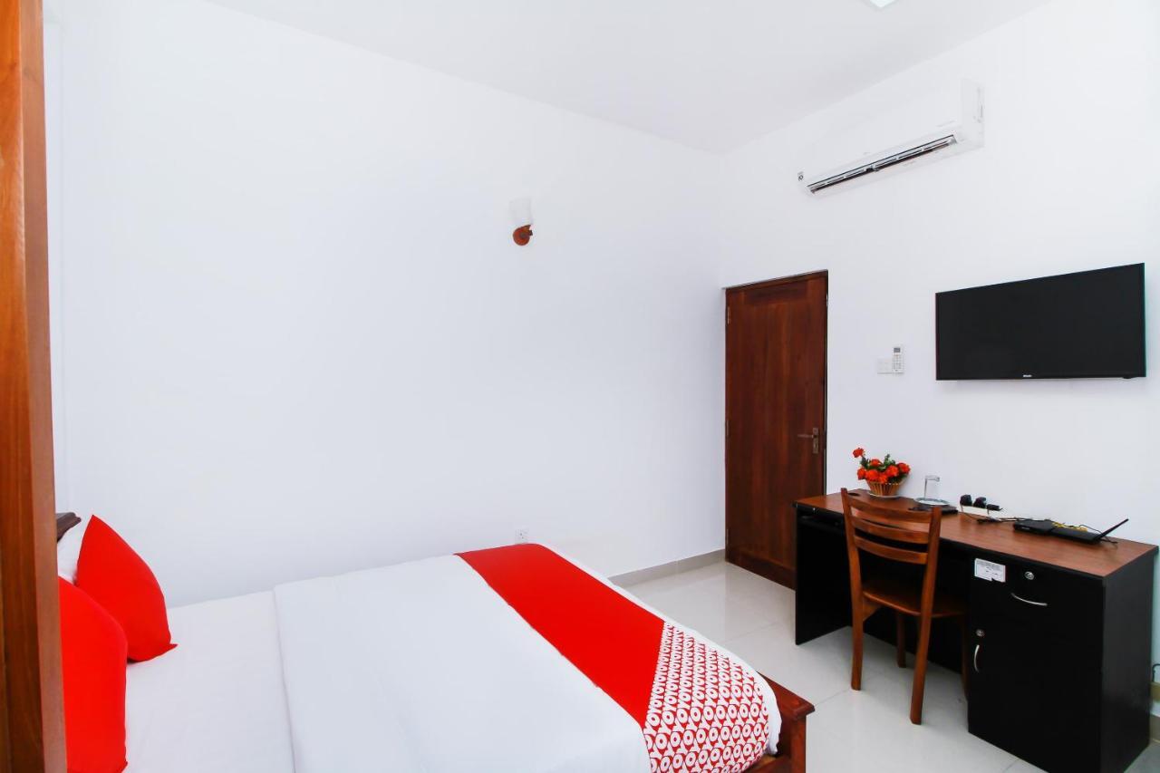Hotel By The C Uswetakeiyawa Exterior photo